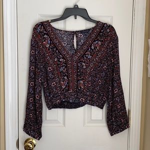 AMERICAN EAGLE FLORAL LONG SLEEVED CROP TOP